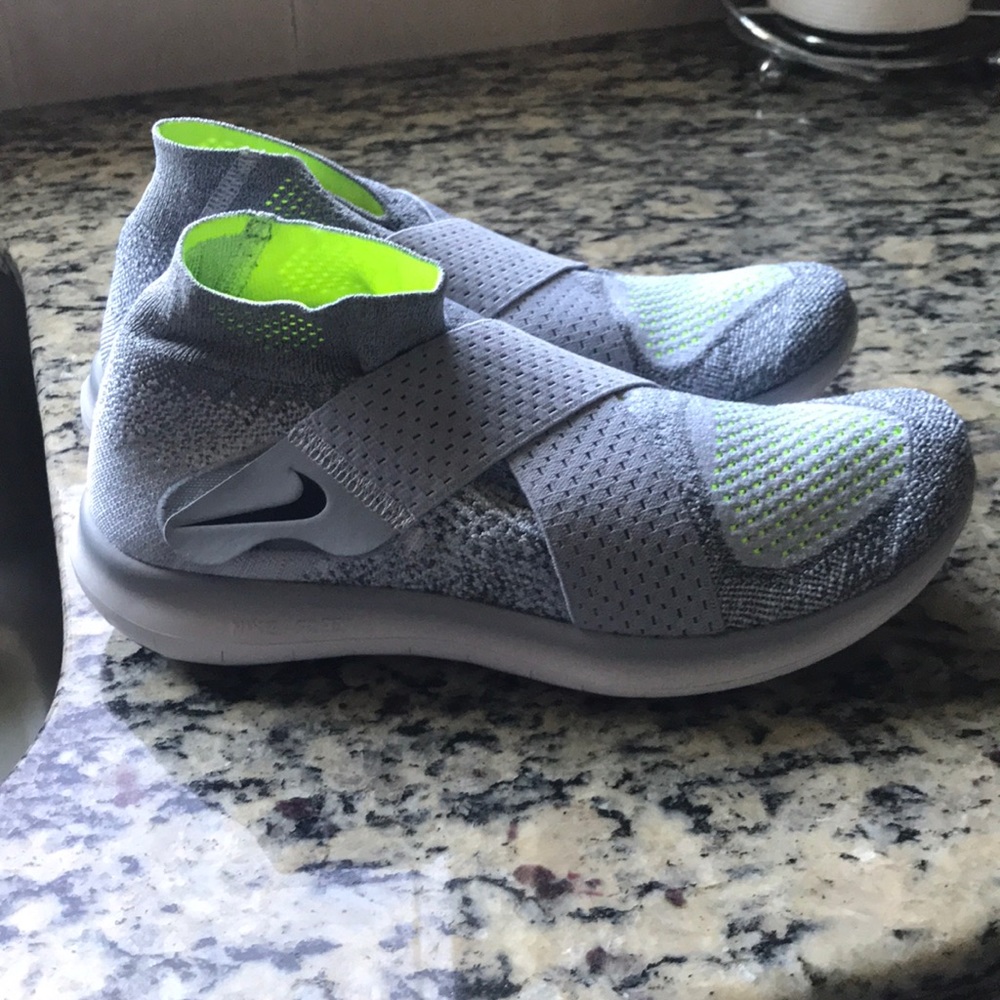NEW IN BOX Nike Run Motion Flyknot Running shoes